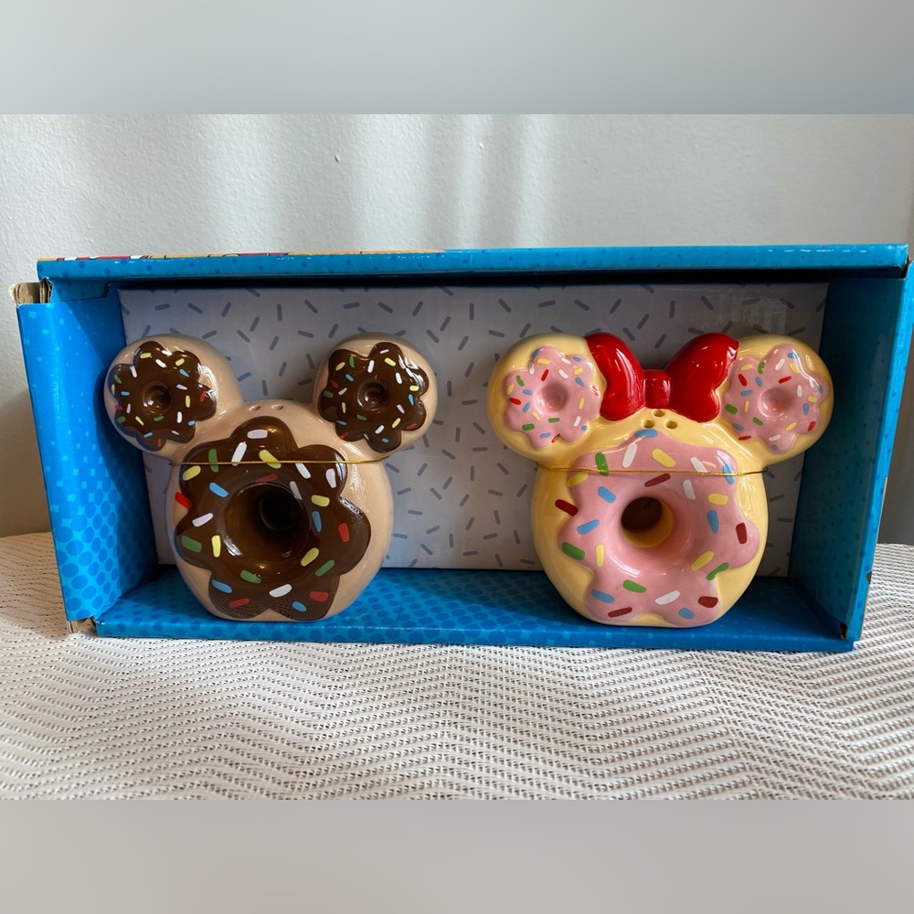 Mickey and Minnie Donut Salt and Pepper Shakers. NWT NIB
